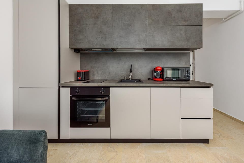 Coffee/tea facilities, Kitchen or kitchenette, microwave, stove, toaster