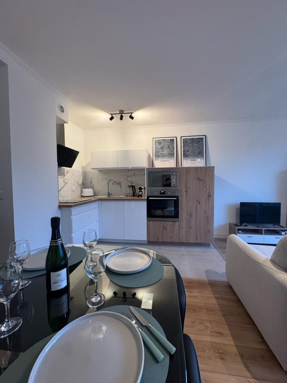 Kitchen or kitchenette, Dining area