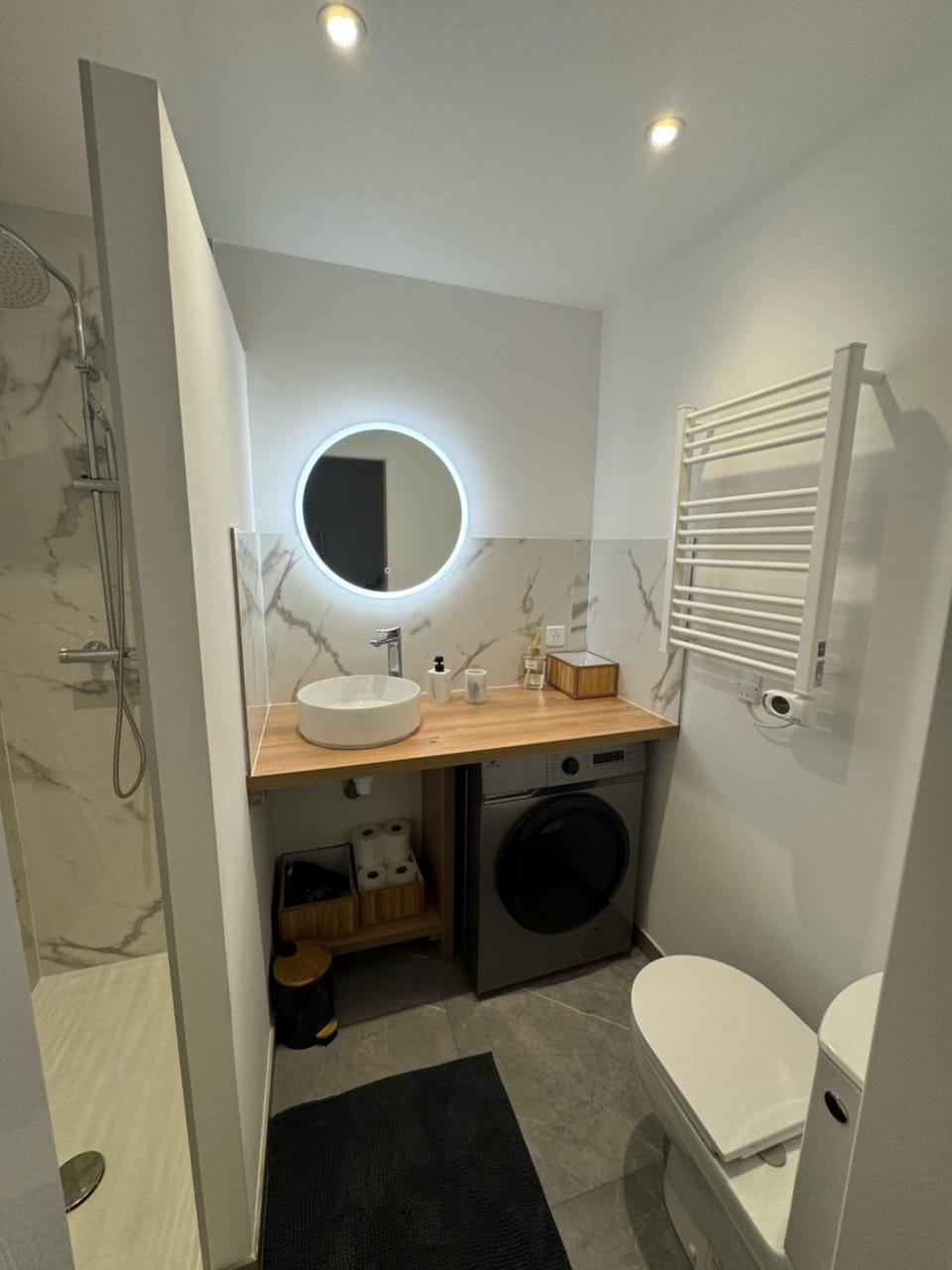 Shower, Toilet, Bathroom, towels