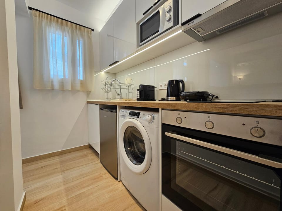 Coffee/tea facilities, Kitchen or kitchenette, stove, toaster, washing machine