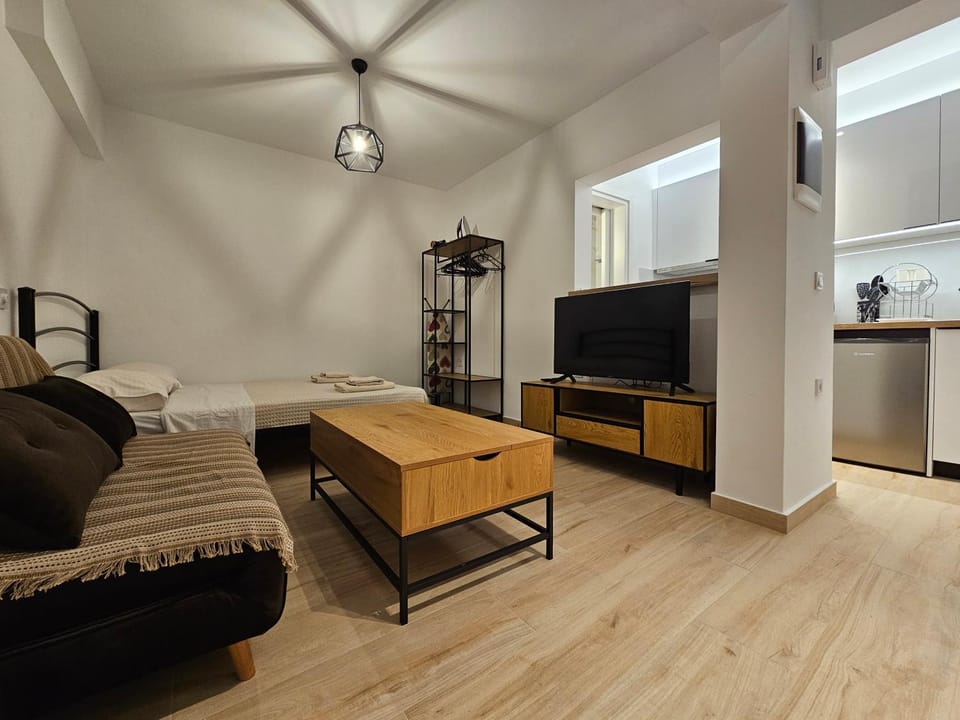 Bed, TV and multimedia, Photo of the whole room