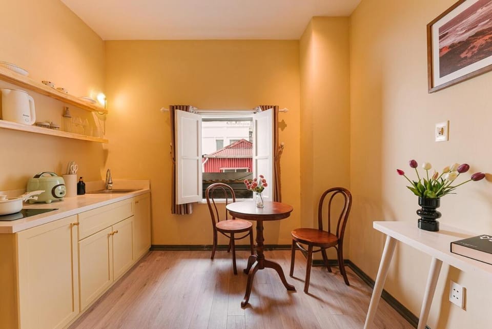Kitchen or kitchenette, Seating area, Dining area