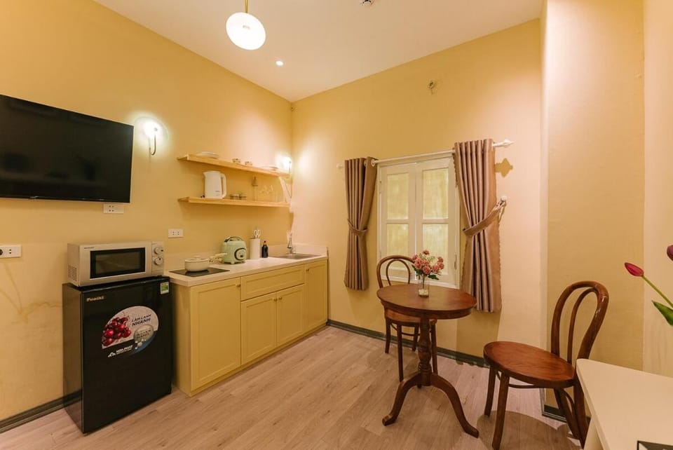 Kitchen or kitchenette, Seating area, Dining area, stove