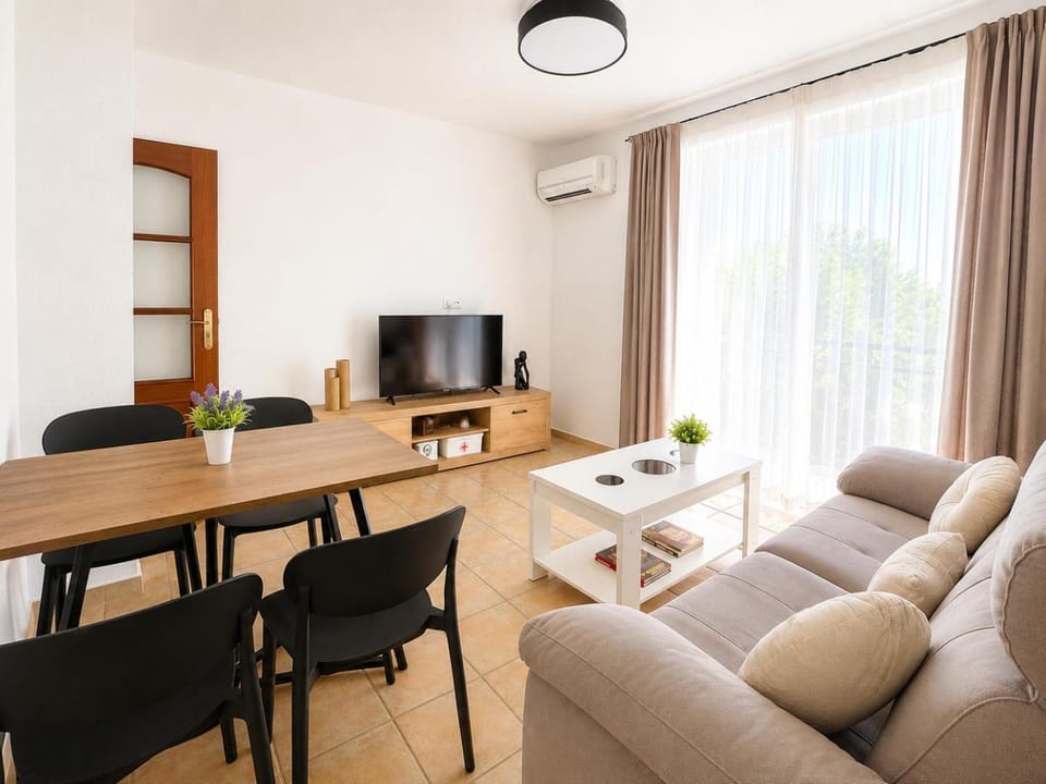 TV and multimedia, Living room, Dining area, air conditioner