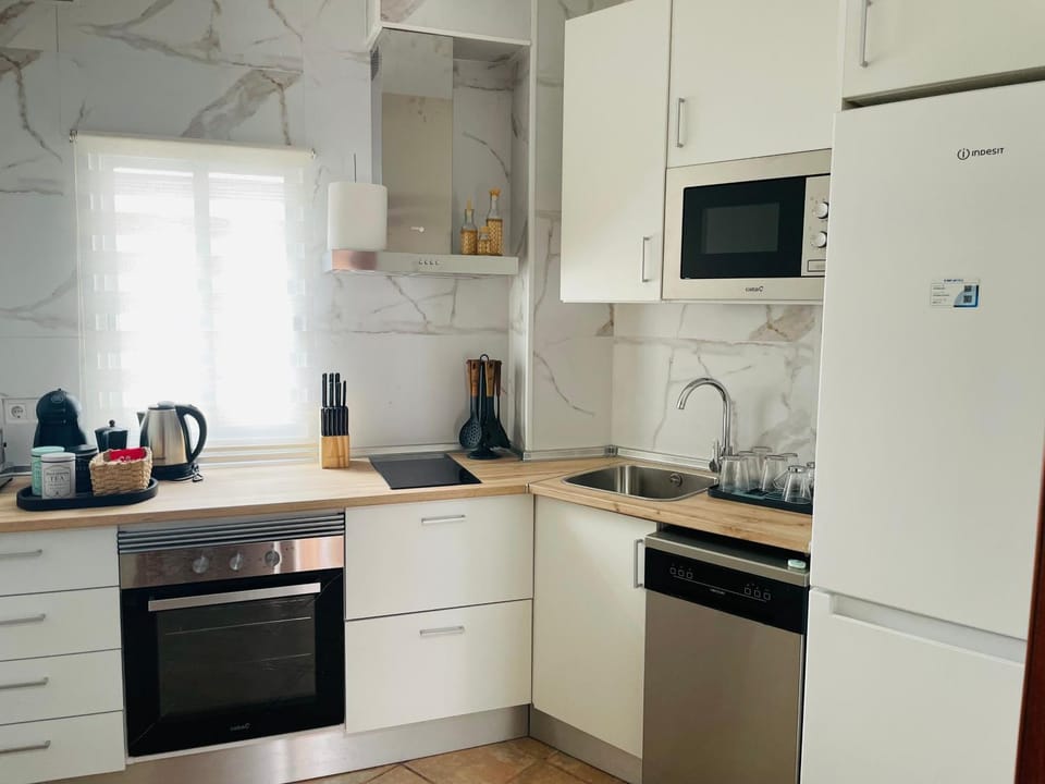Coffee/tea facilities, Kitchen or kitchenette, dishwasher, microwave, oven, stove, toaster