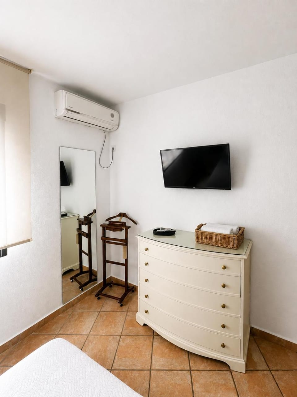 Bed, TV and multimedia, Bedroom, wardrobe, air conditioner