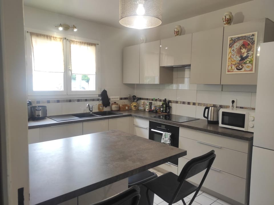Kitchen or kitchenette, Kitchen or kitchenette, Dining area, stove