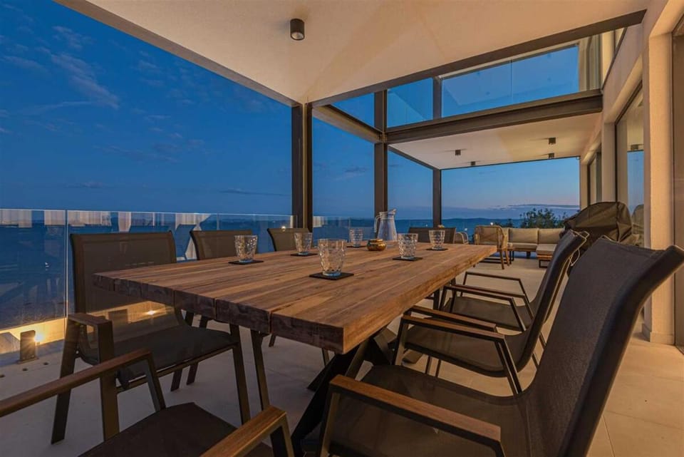 View (from property/room), Balcony/Terrace, Seating area, Sea view