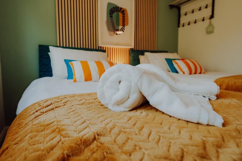 Bed, Bedroom, towels