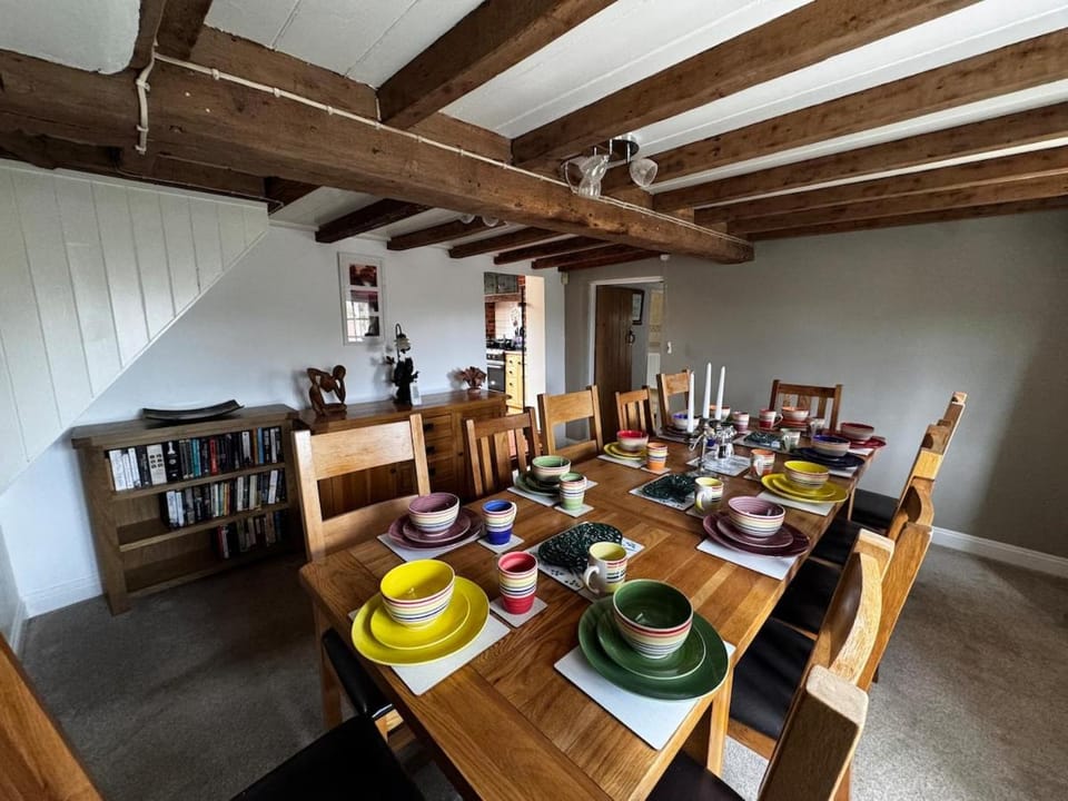 Food and drinks, Seating area, Dining area