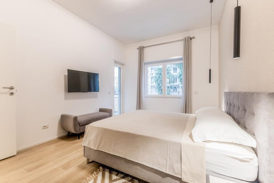 Bed, TV and multimedia, Photo of the whole room, Bedroom
