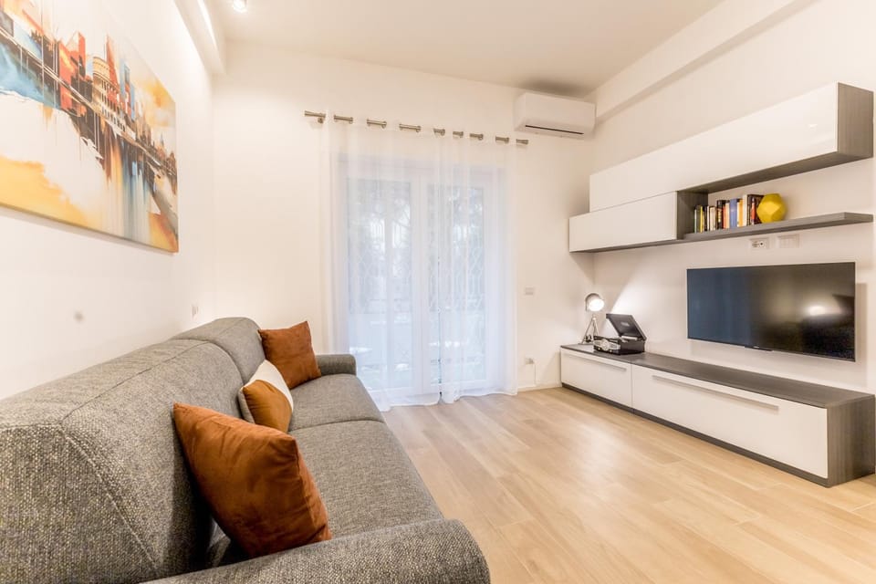TV and multimedia, Living room, Seating area, air conditioner