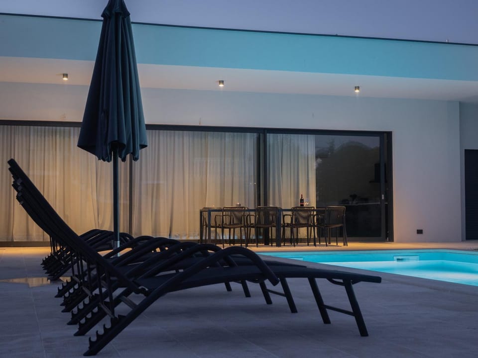 Property building, Swimming pool, Breakfast
