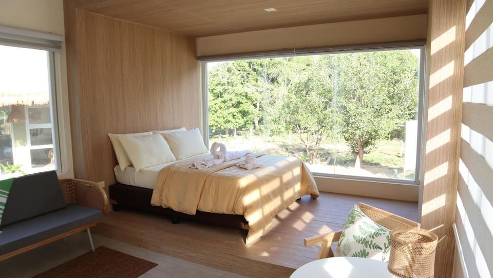 Bed, View (from property/room), View (from property/room), Living room, Seating area, Bedroom, Garden view, internet, air conditioner