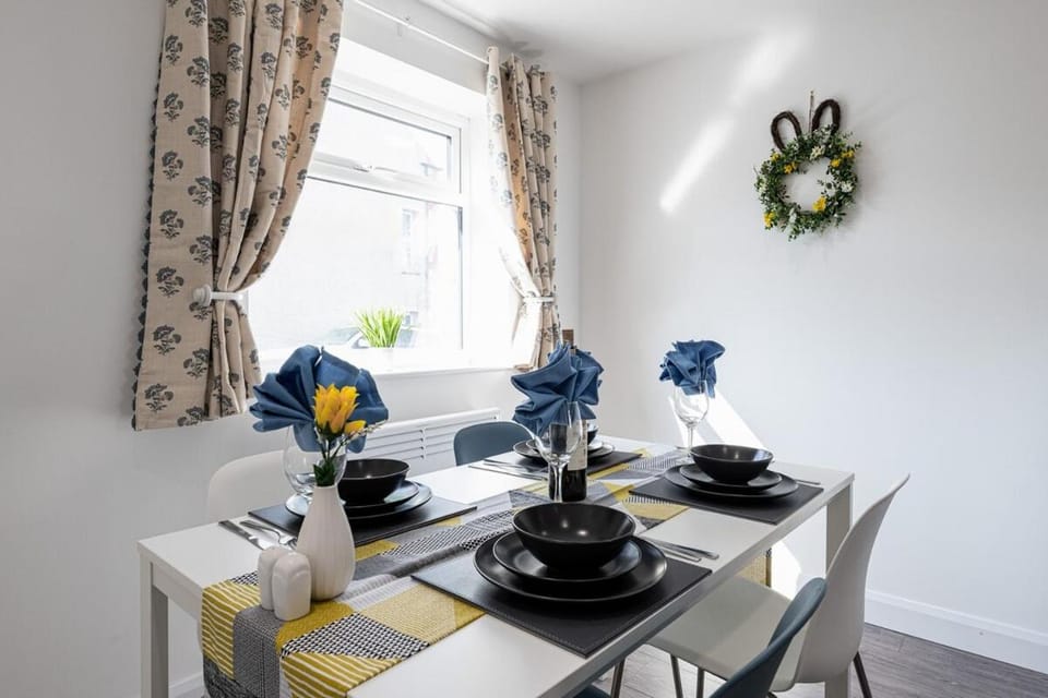 Seating area, Dining area