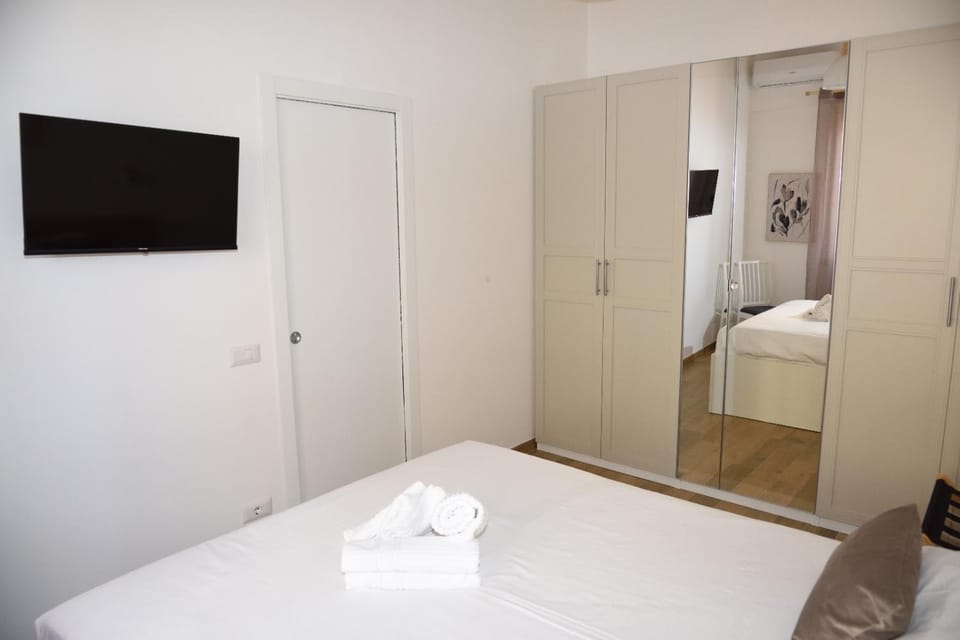 Bed, TV and multimedia, Photo of the whole room, Bedroom, towels, wardrobe