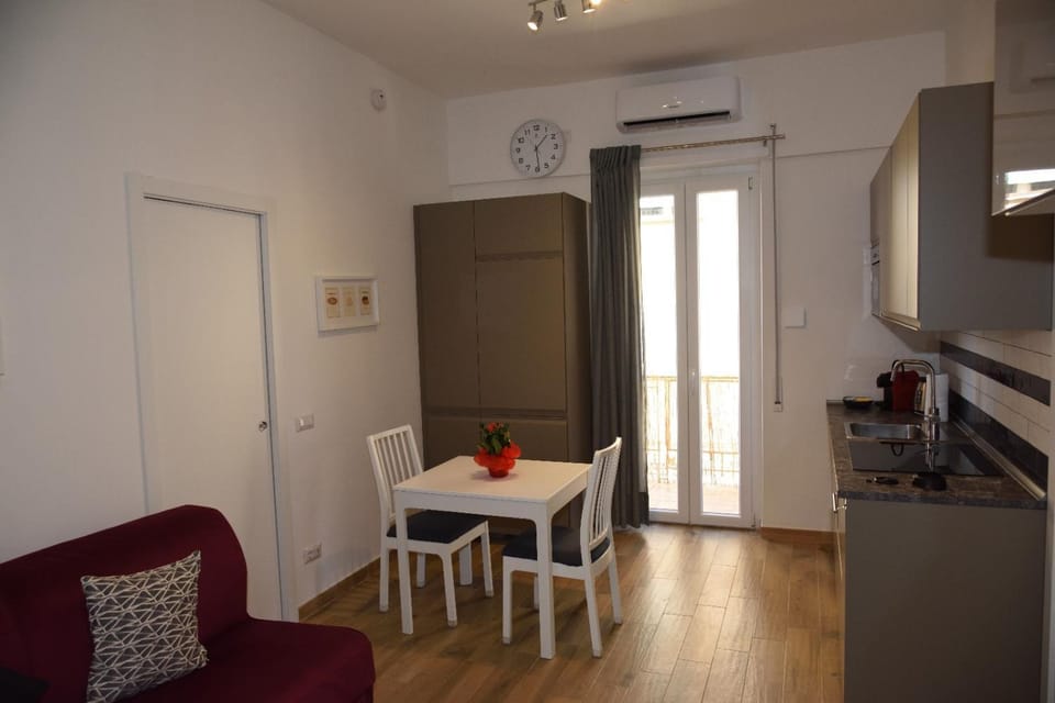 Kitchen or kitchenette, Living room, Seating area, Dining area, stove