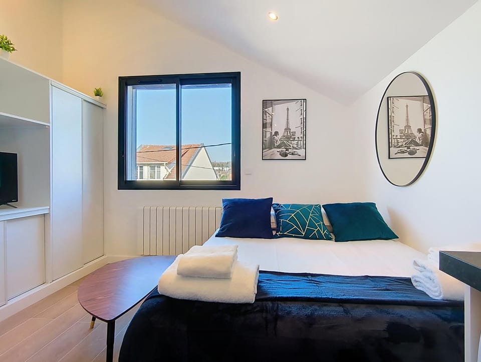 Bed, TV and multimedia, Living room, towels