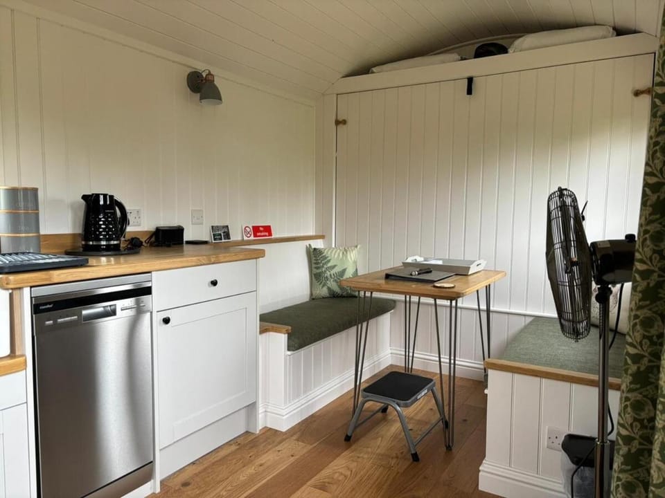Kitchen or kitchenette, Dining area, pet friendly