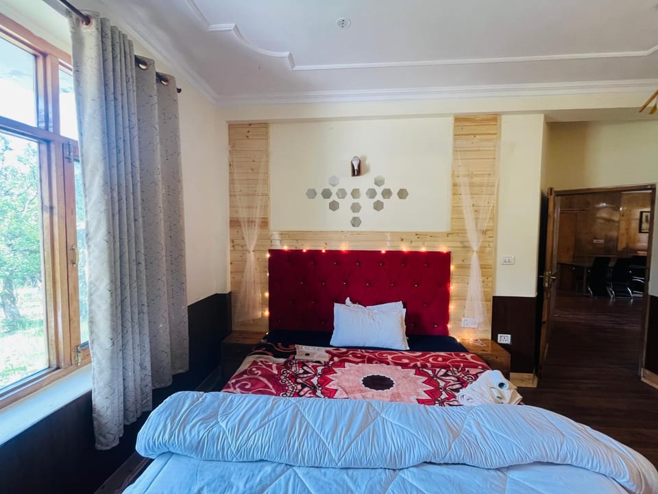 White villa cloud 9 Villa in Manali