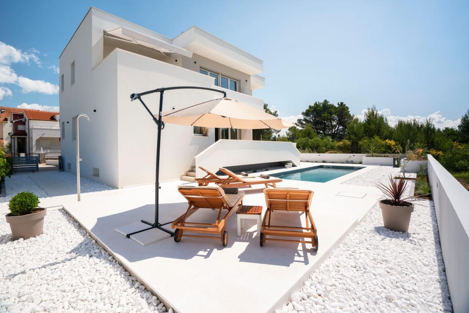 Day, Swimming pool