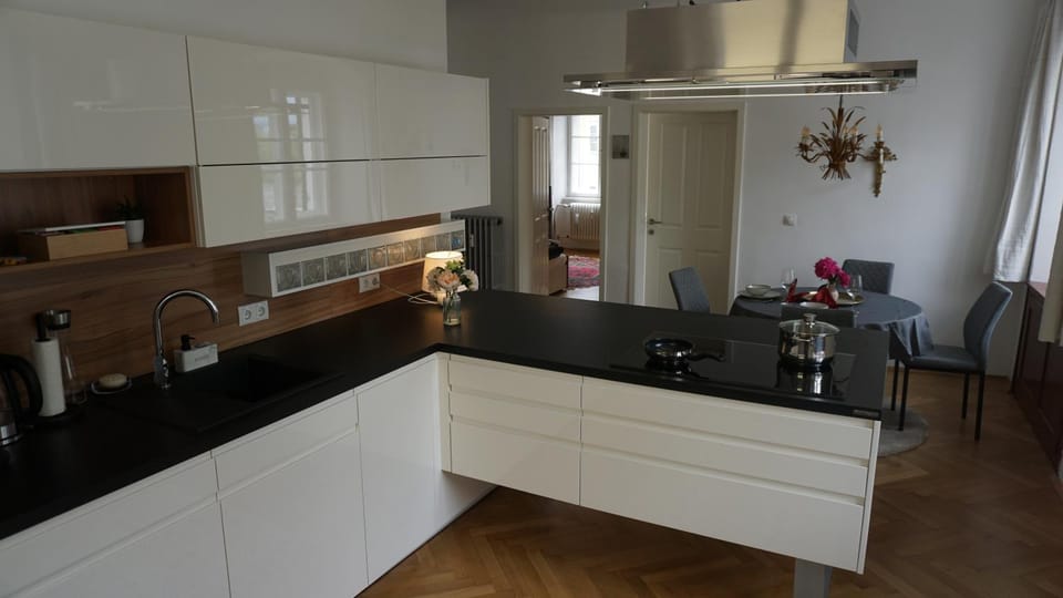 Kitchen or kitchenette, Living room, Seating area, Dining area