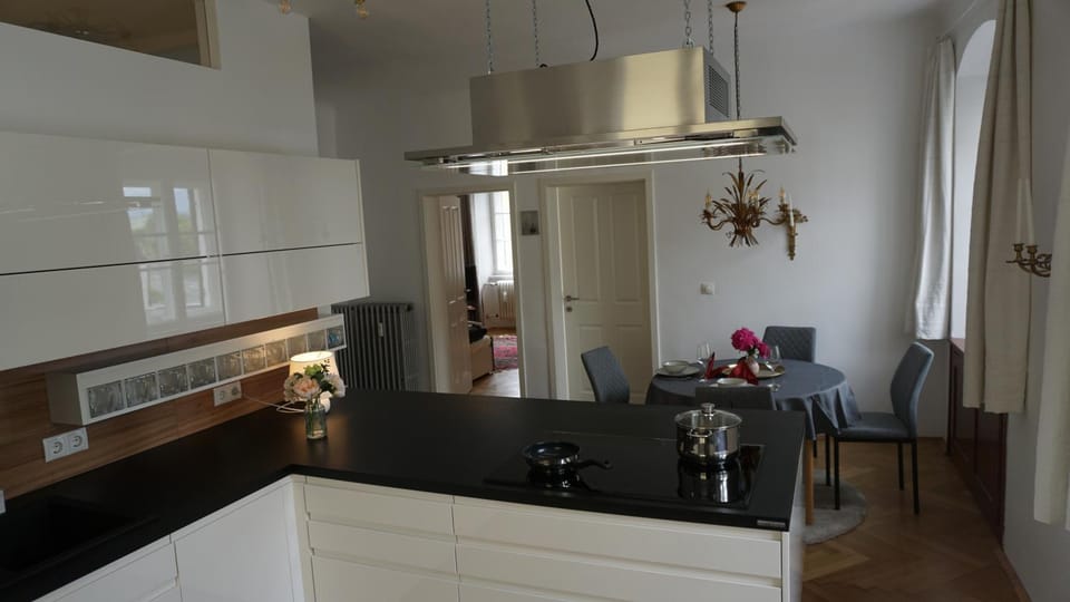 Kitchen or kitchenette, Seating area, Dining area, stove