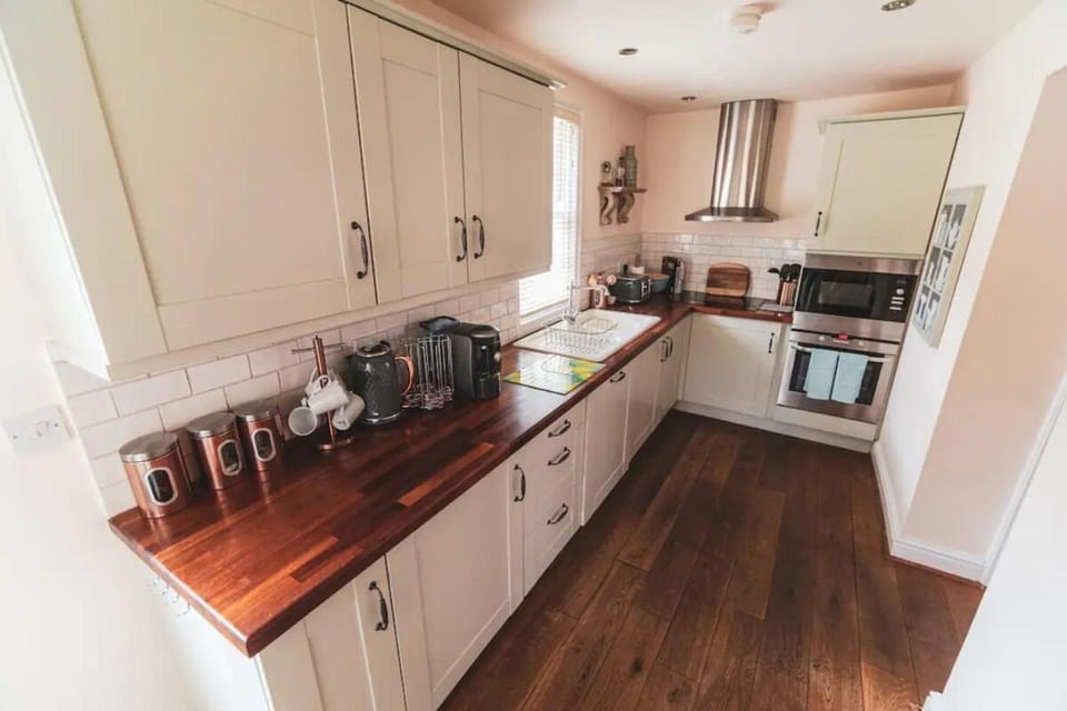 Kitchen or kitchenette, oven, stove