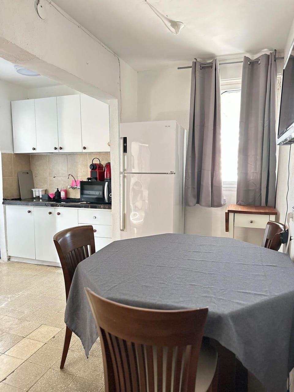 Kitchen or kitchenette, Dining area