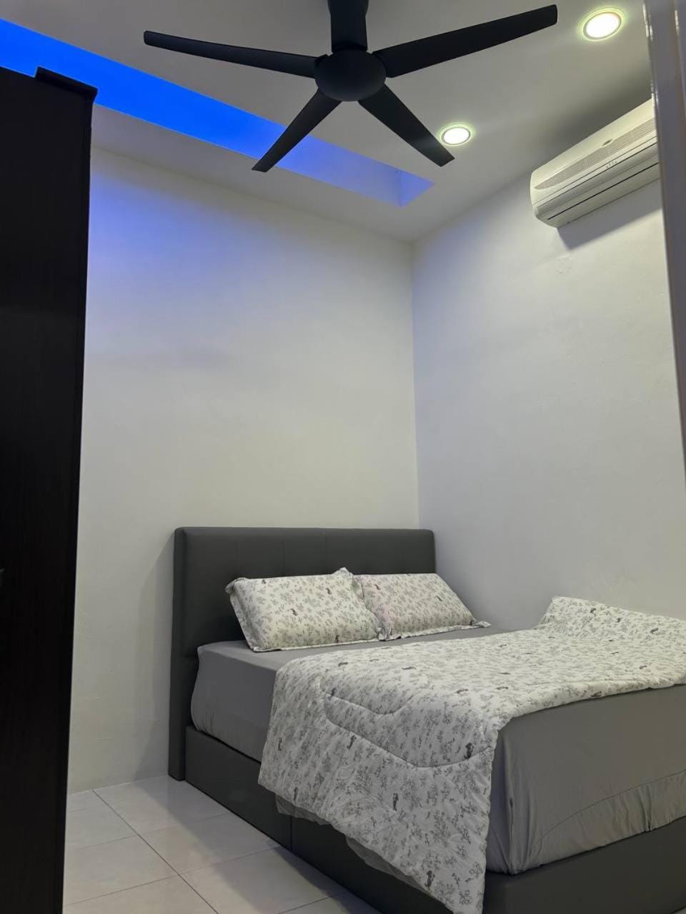 Bed, Photo of the whole room, Bedroom, air conditioner