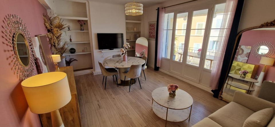 Communal lounge/ TV room, TV and multimedia, Living room, Dining area