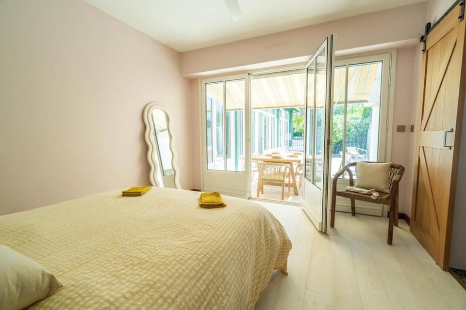 Bed, Photo of the whole room, Seating area, Bedroom