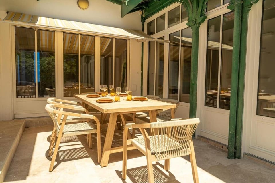 Patio, Day, Dining area
