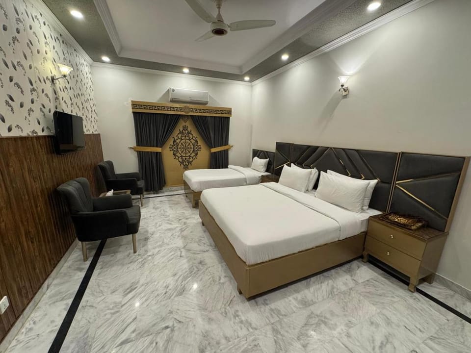 Bed, TV and multimedia, Living room, Photo of the whole room, Seating area, Bedroom, fireplace