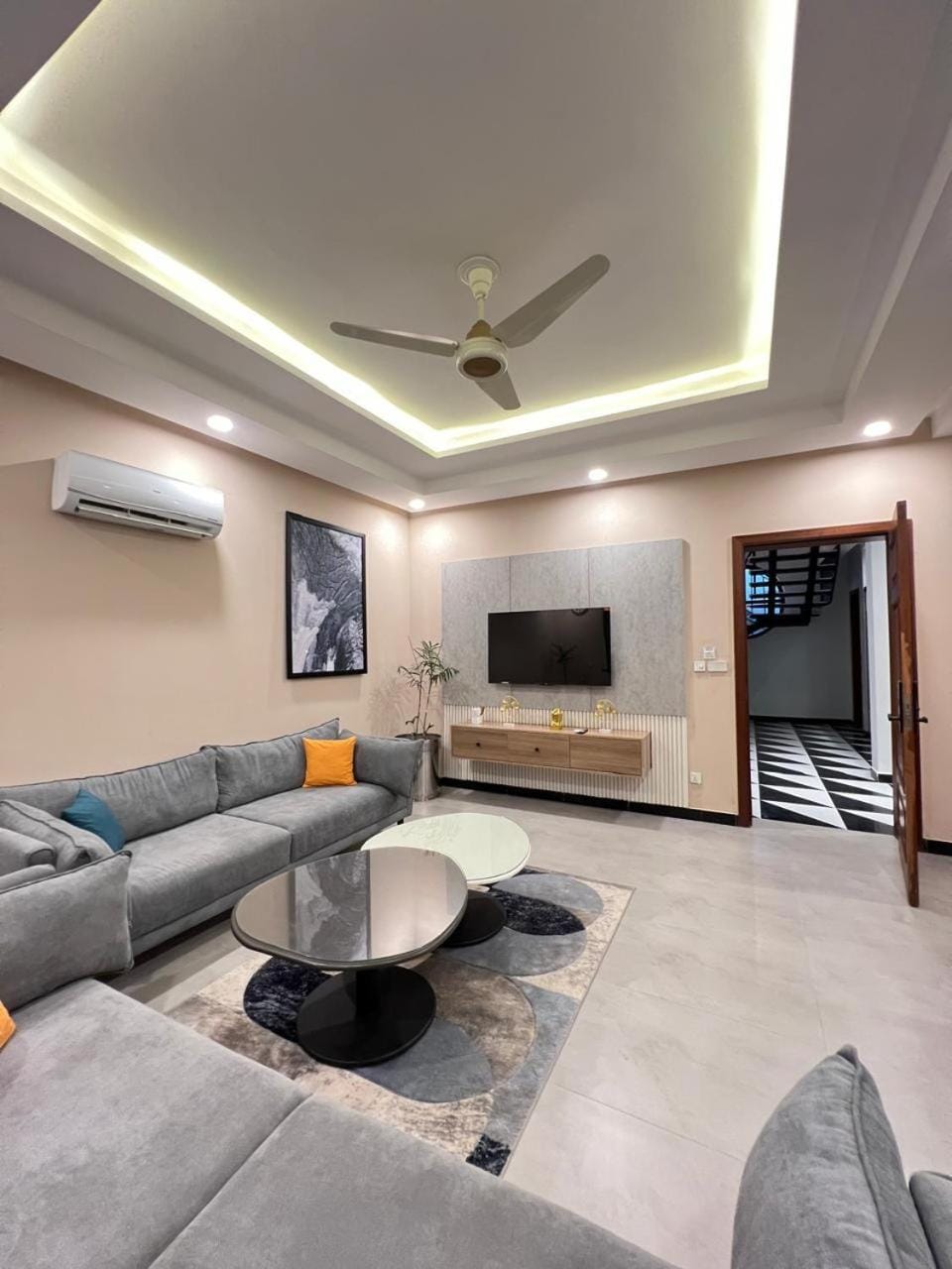 Communal lounge/ TV room, TV and multimedia, Living room, Seating area, Evening entertainment, fireplace, air conditioner