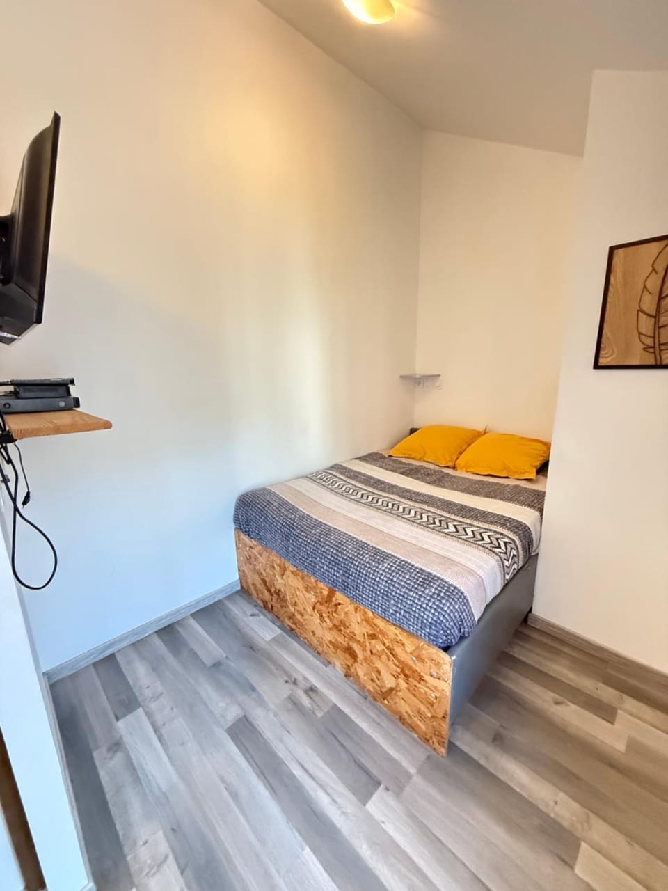 Bed, TV and multimedia, Bedroom