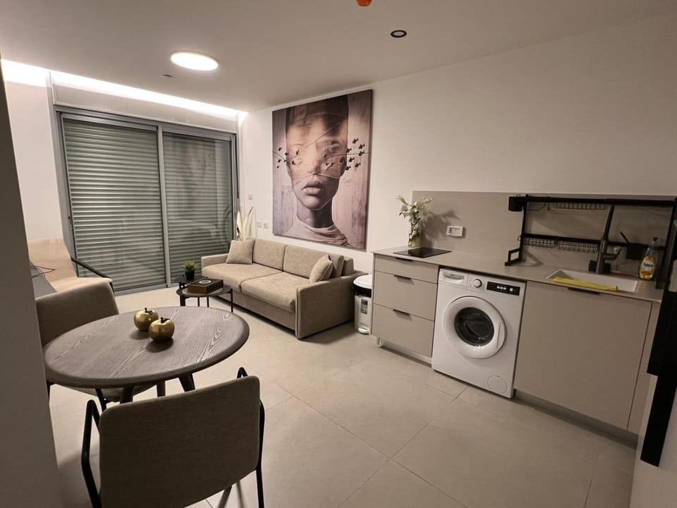 Kitchen or kitchenette, Living room, washing machine