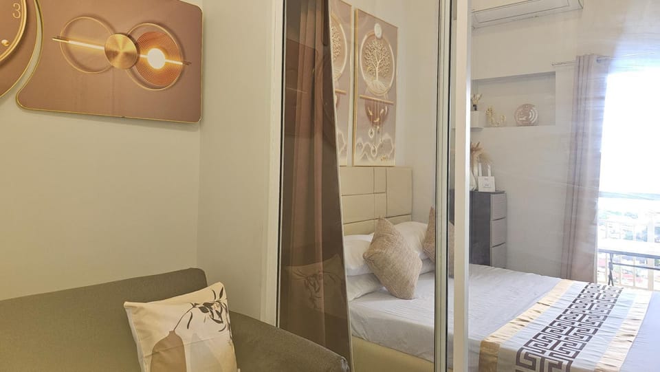 Bed, Seating area, Bedroom, air conditioner