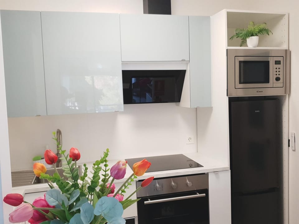 Coffee/tea facilities, dishwasher, microwave, oven, kitchen