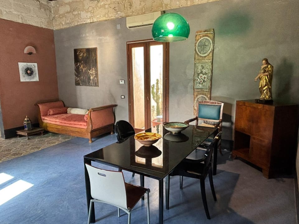 Seating area, Dining area