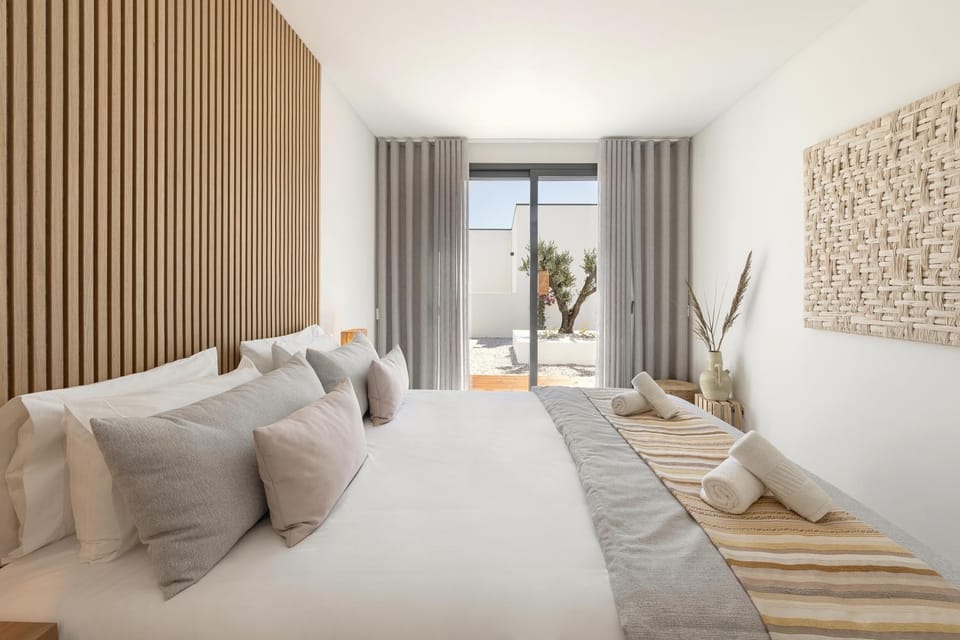 Bed, Decorative detail, towels