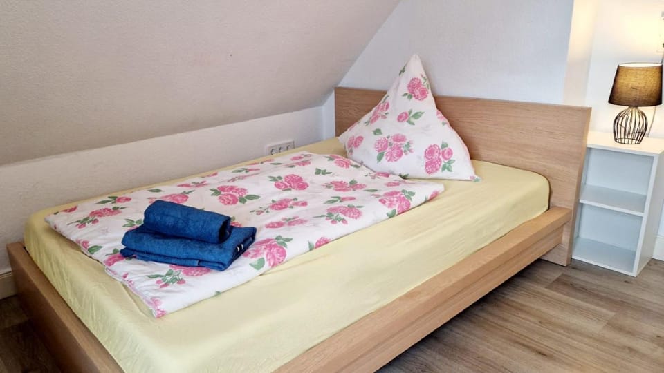 Bed, Bedroom, towels