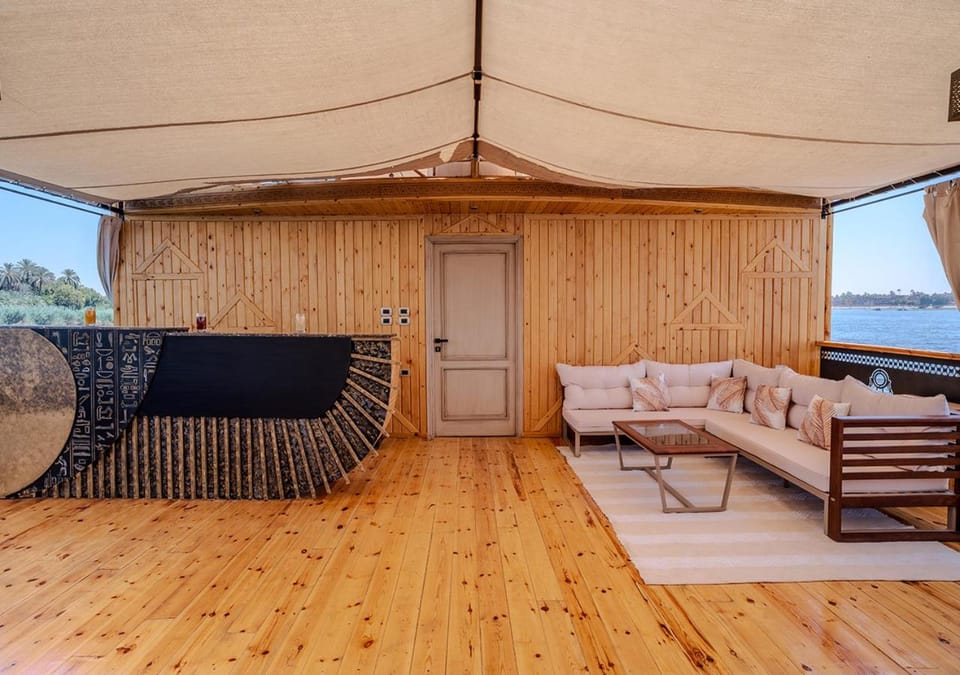 Seating area, minibar