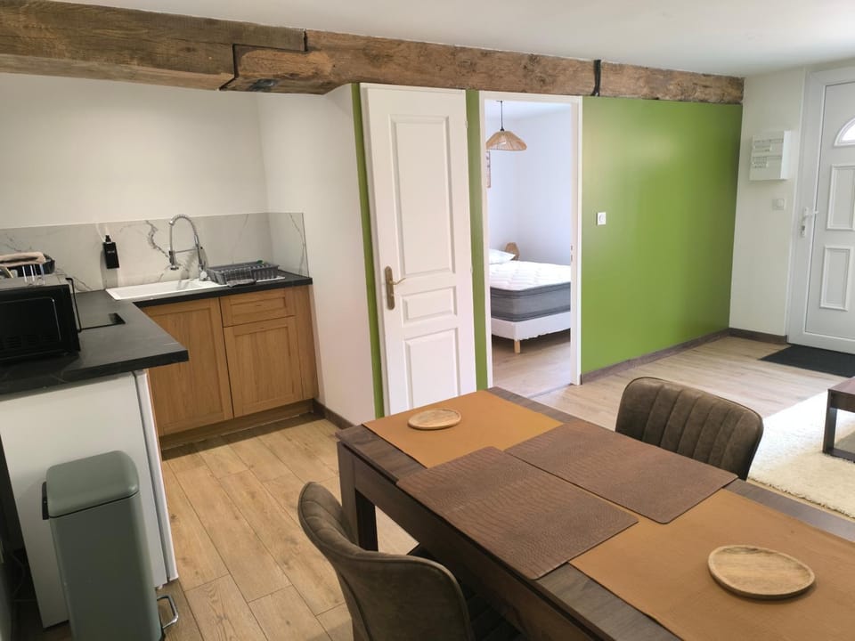 Kitchen or kitchenette, Dining area, stove