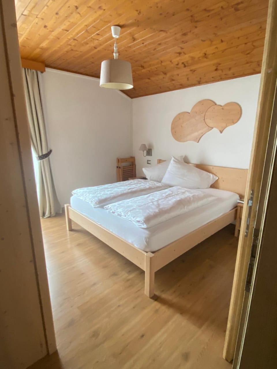 Bed, Photo of the whole room, towels