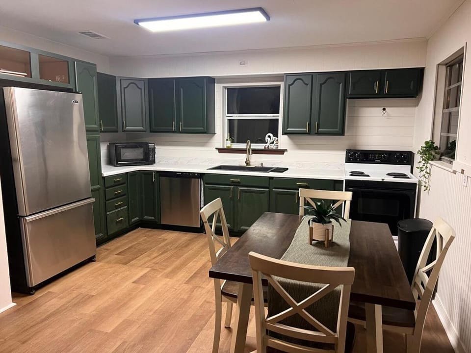 Kitchen or kitchenette, Dining area, dishwasher, oven, pet friendly, stove, toaster