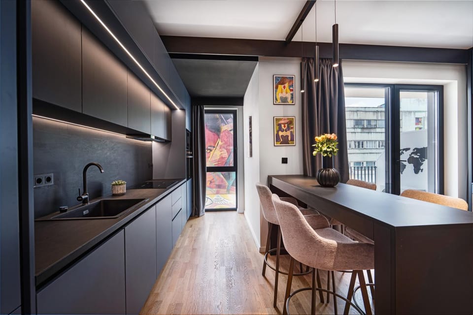 Kitchen or kitchenette, Dining area