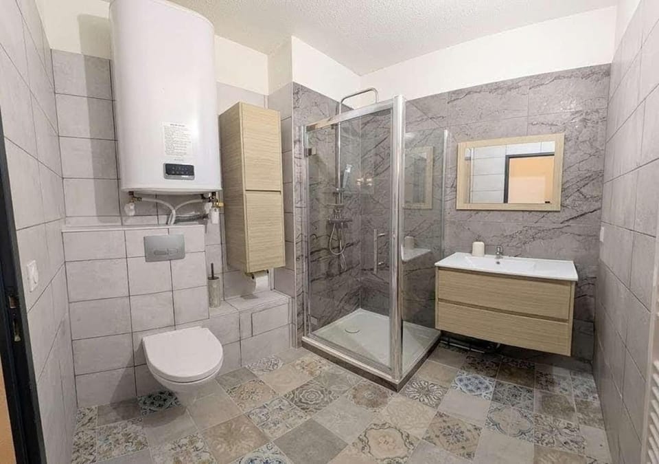 Shower, Toilet, Bathroom, towels