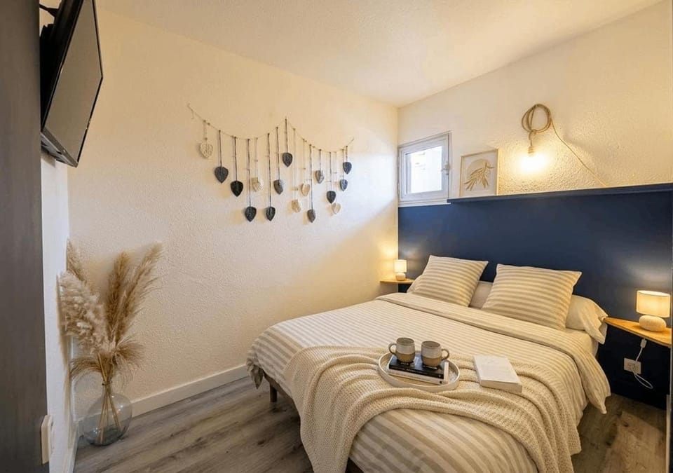 Bed, TV and multimedia, Photo of the whole room, Bedroom