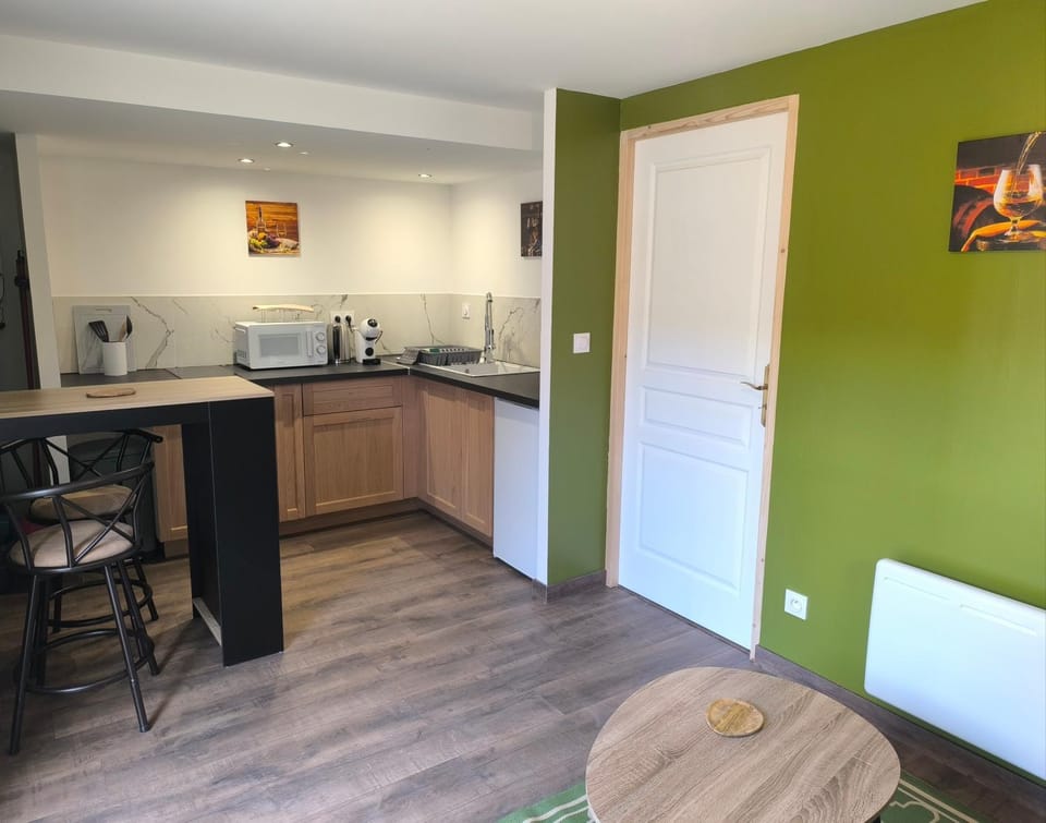 Kitchen or kitchenette, Dining area, stove